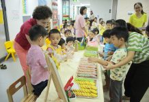 Đặc sắc với phiên chợ Liên Hợp Quốc có 1-0-2 của học sinh mầm non Sakura Montessori
