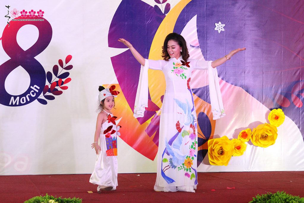 Học sinh mầm non quốc tế tỏa sáng cùng mẹ trên sân khấu catwalk độc lạ