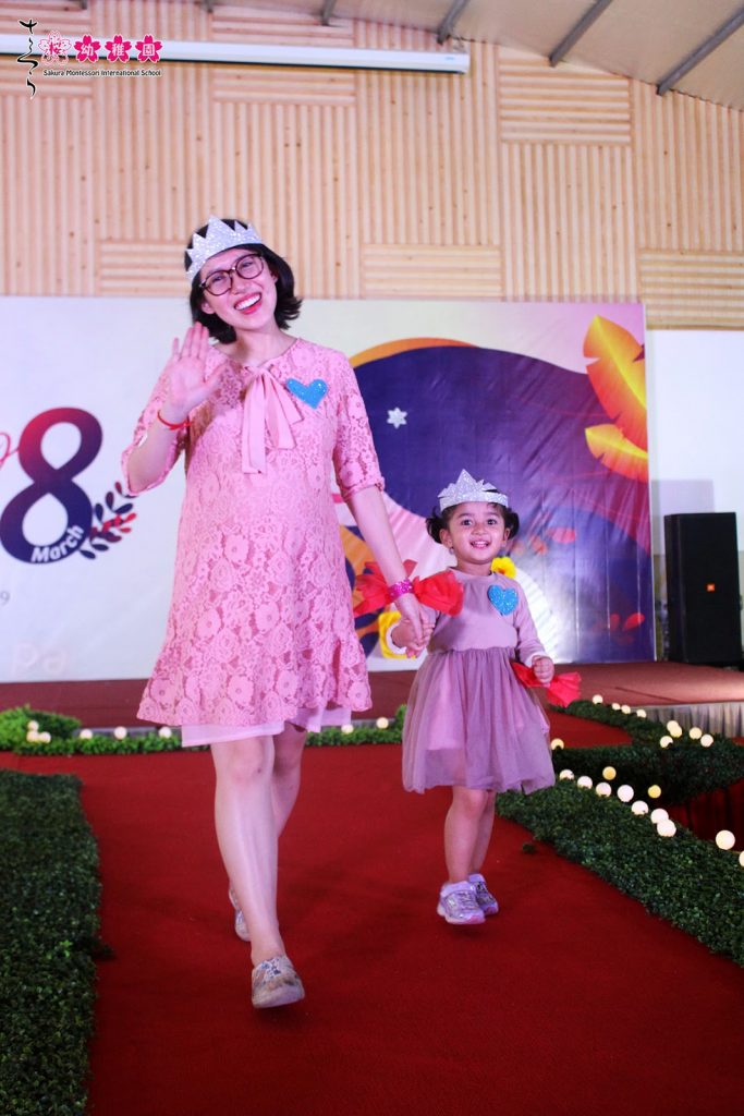 Học sinh mầm non quốc tế tỏa sáng cùng mẹ trên sân khấu catwalk độc lạ