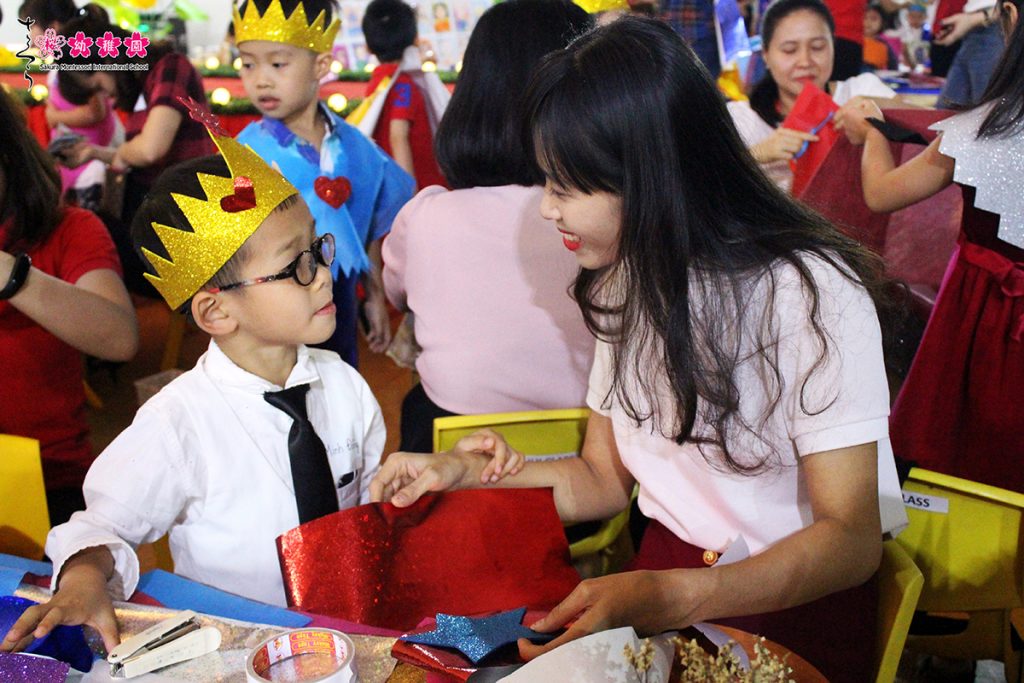 Học sinh mầm non quốc tế tỏa sáng cùng mẹ trên sân khấu catwalk độc lạ