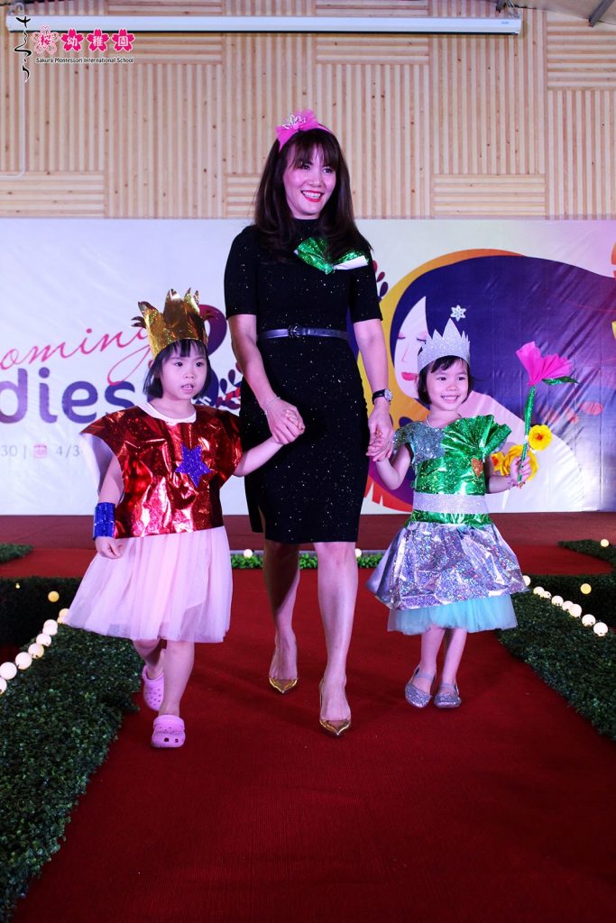 Học sinh mầm non quốc tế tỏa sáng cùng mẹ trên sân khấu catwalk độc lạ