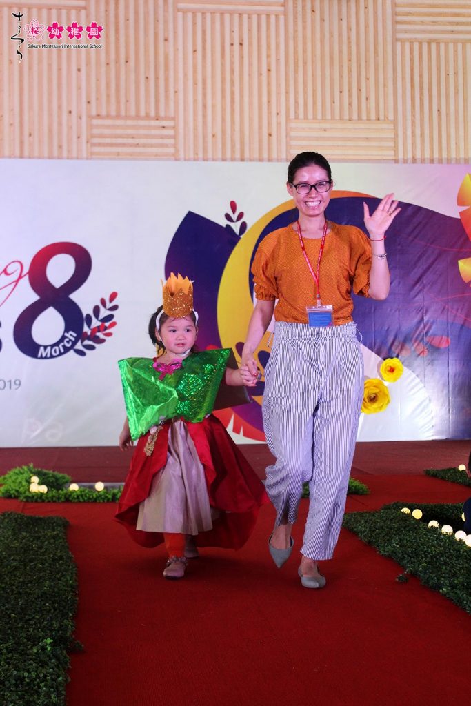  Học sinh mầm non quốc tế tỏa sáng cùng mẹ trên sân khấu catwalk độc lạ