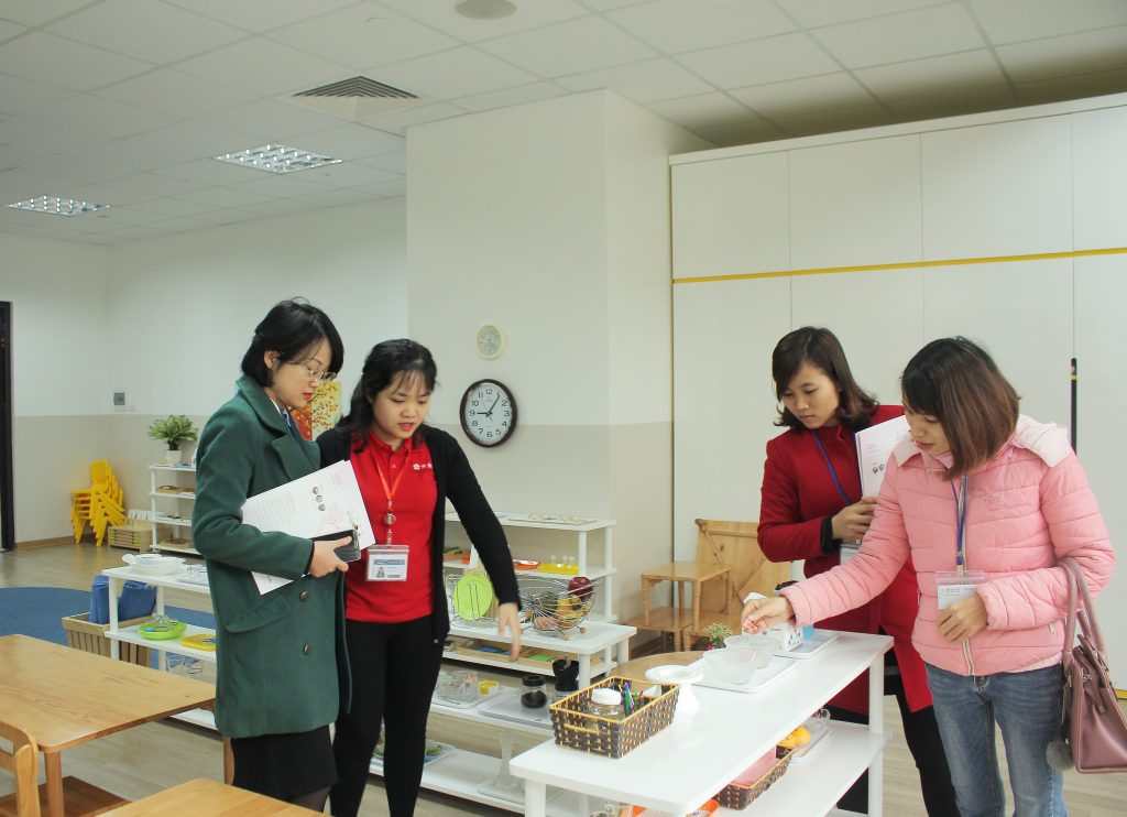 Ra Tết, phụ huynh đua nhau tìm trường mầm non cho con