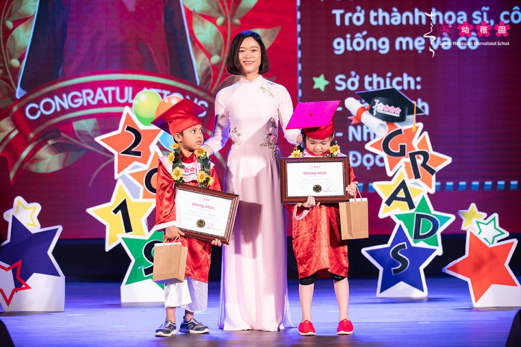 Trên sân khấu của đại nhạc hội đầu tiên này, chắc hẳn sẽ có nhiều bạn cảm thấy xa lạ, lo lắng và hồi hộp. Những tiết mục biểu diễn có thể chưa đồng đều, hoàn hảo như những chương trình chuyên nghiệp. Nhưng chỉ bằng việc con xuất hiện tại Summer Concert và đứng trên sân khấu của Sakura đã thể hiện rõ sự tự tin, dạn dĩ và cố gắng hết mình để vượt qua nỗi sợ của chính mình.