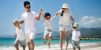 Đi du lịch cùng con bố mẹ cần mang gì để bảo vệ sức khỏe cho bé?