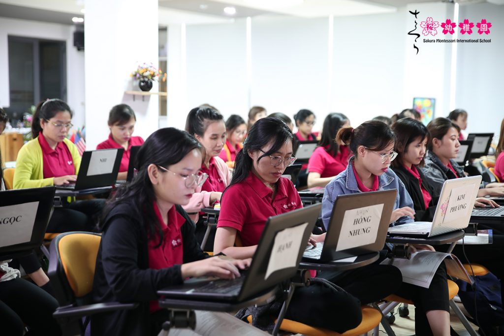 Đội ngũ giáo viên Sakura Montessori nhận chứng chỉ đào tạo Montessori Quốc tế
