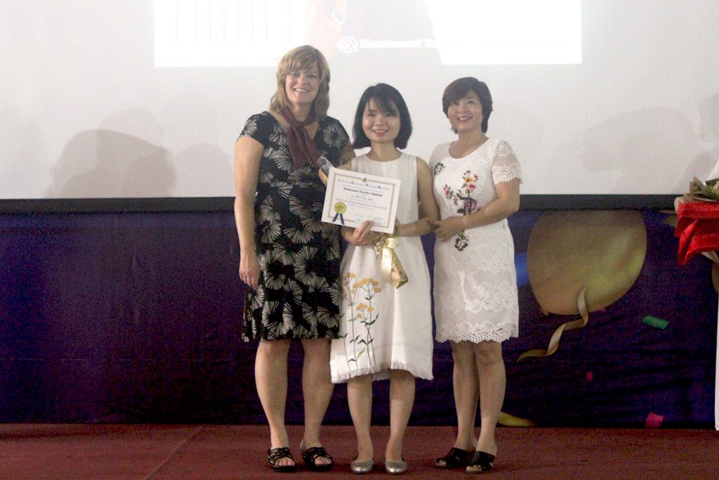 Đội ngũ giáo viên Sakura Montessori nhận chứng chỉ đào tạo Montessori Quốc tế