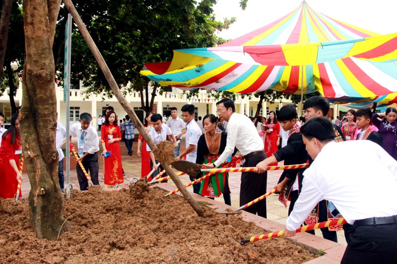 "Thay vì thả bóng bay, hãy trồng cây xanh..."
