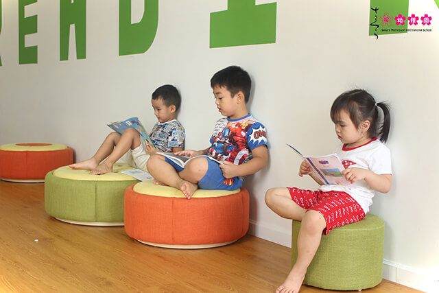 Giờ đọc sách của các bạn nhỏ Sakura Montessori có gì thú vị? - 2