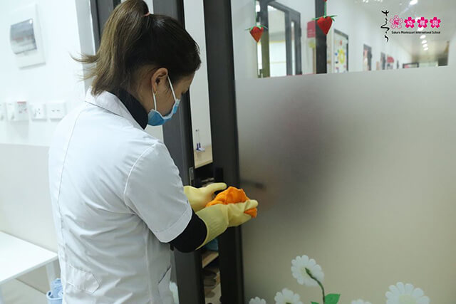 Sakura Montessori đẩy mạnh công tác tổng vệ sinh, khử khuẩn toàn trường 8