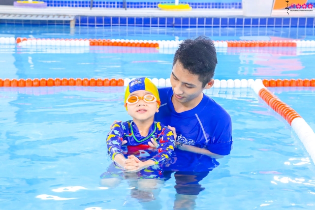 Hào hứng cùng các bạn nhỏ lớp Pansy tại lớp học bơi Aqua - Tots