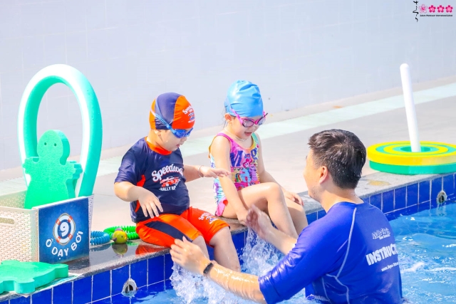 Hào hứng cùng các bạn nhỏ lớp Pansy tại lớp học bơi Aqua - Tots