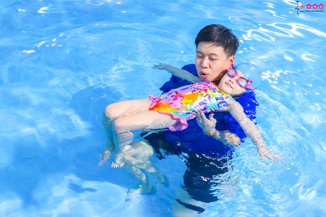 Hào hứng cùng các bạn nhỏ lớp Pansy tại lớp học bơi Aqua - Tots