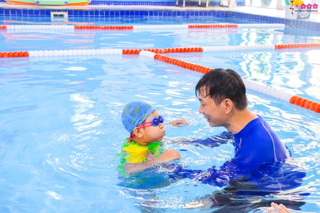 Hào hứng cùng các bạn nhỏ lớp Pansy tại lớp học bơi Aqua - Tots