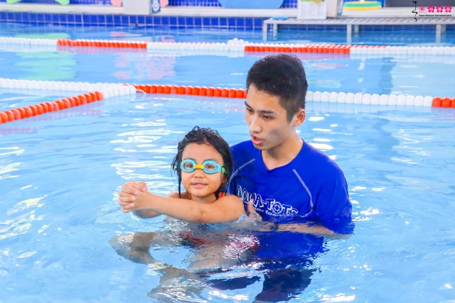 Hào hứng cùng các bạn nhỏ lớp Pansy tại lớp học bơi Aqua - Tots