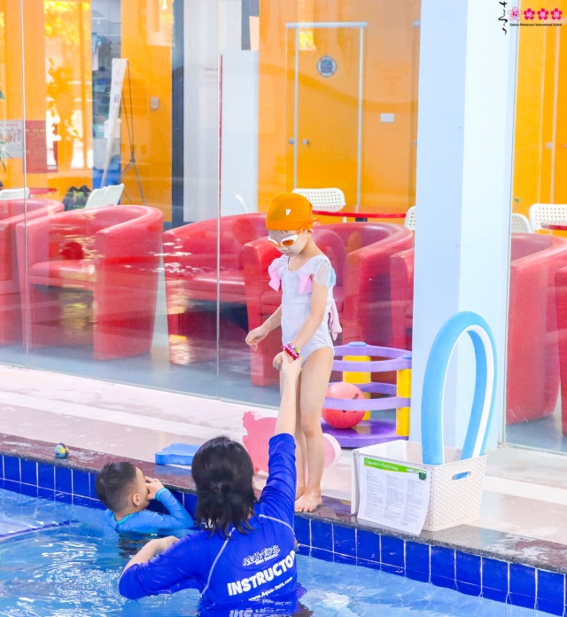 Hào hứng cùng các bạn nhỏ lớp Pansy tại lớp học bơi Aqua - Tots