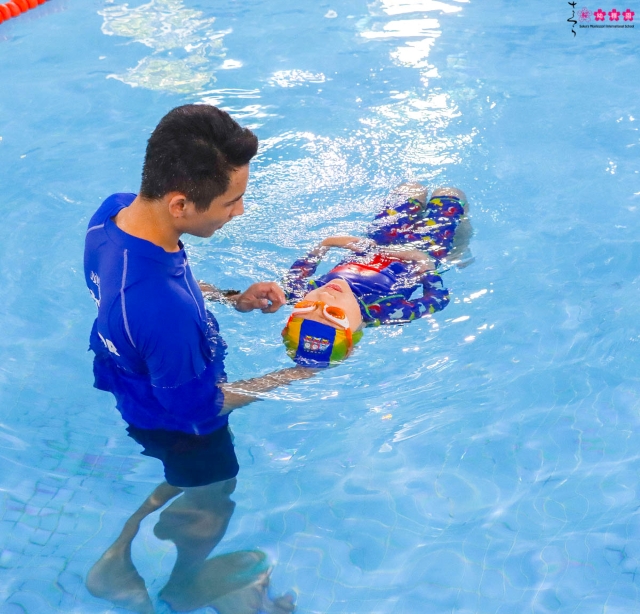 Hào hứng cùng các bạn nhỏ lớp Pansy tại lớp học bơi Aqua - Tots