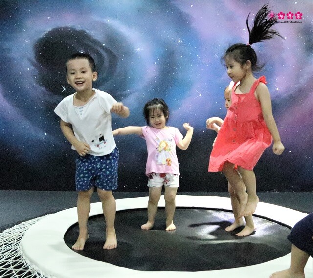 kham-pha-vu-tru-huyen-bi-cung-cac-smisers-hai-ba-trung-15