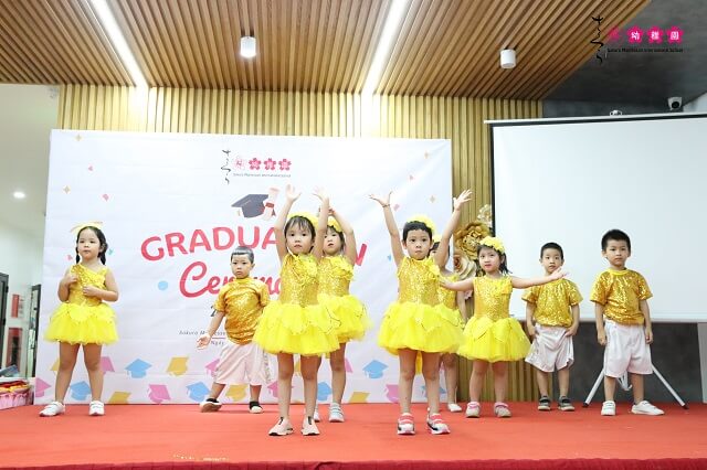 xuc-dong-ngay-ra-truong-cua-cac-smisers-hai-ba-trung