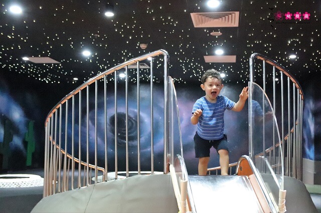 kham-pha-vu-tru-huyen-bi-cung-cac-smisers-hai-ba-trung-2