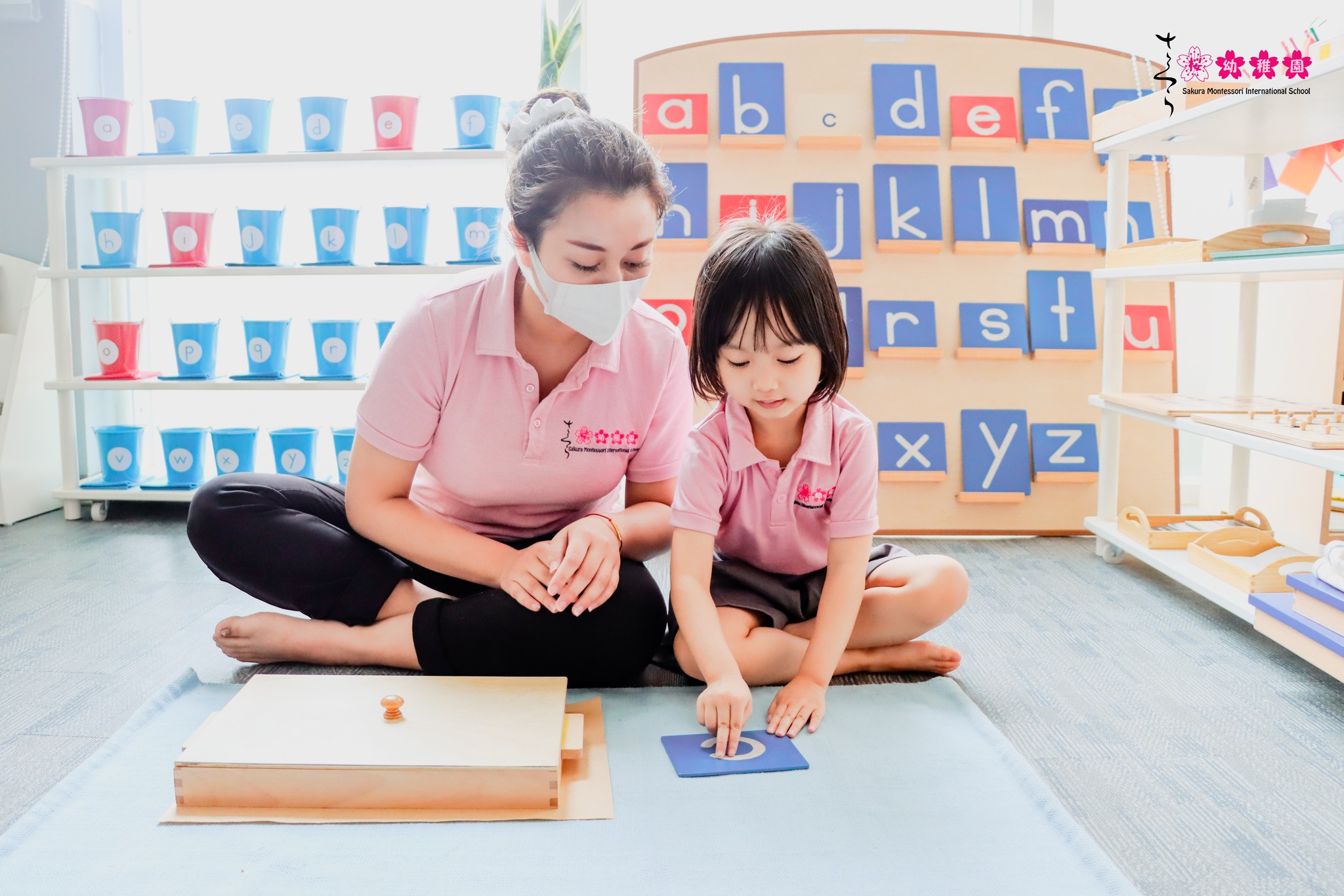 Học đọc và viết đa giác quan trong Montessori