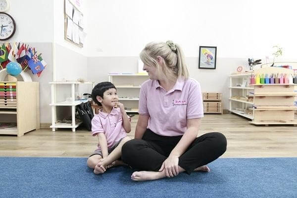 Trẻ 3 tuổi học tiếng Anh với giáo viên bản ngữ