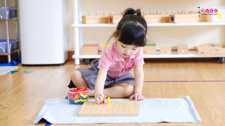 có nên cho trẻ đi học sớm