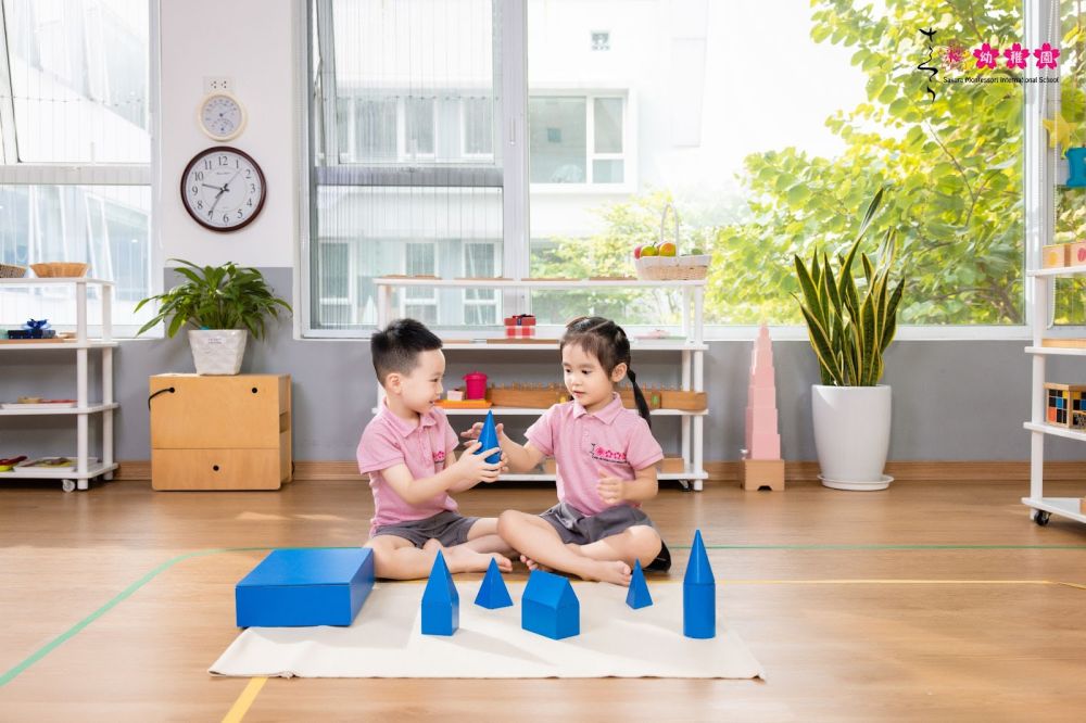 trẻ tự lập hơn khi học Montessori